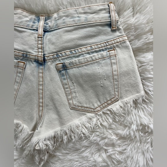 Forever 21 Light-Washed Ripped Jean Shorts Size XS - Picture 8 of 12